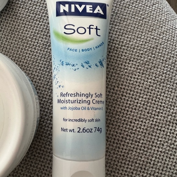 NEW NIVEA SOFT GIFT COLLECTION SET - Picture 6 of 6